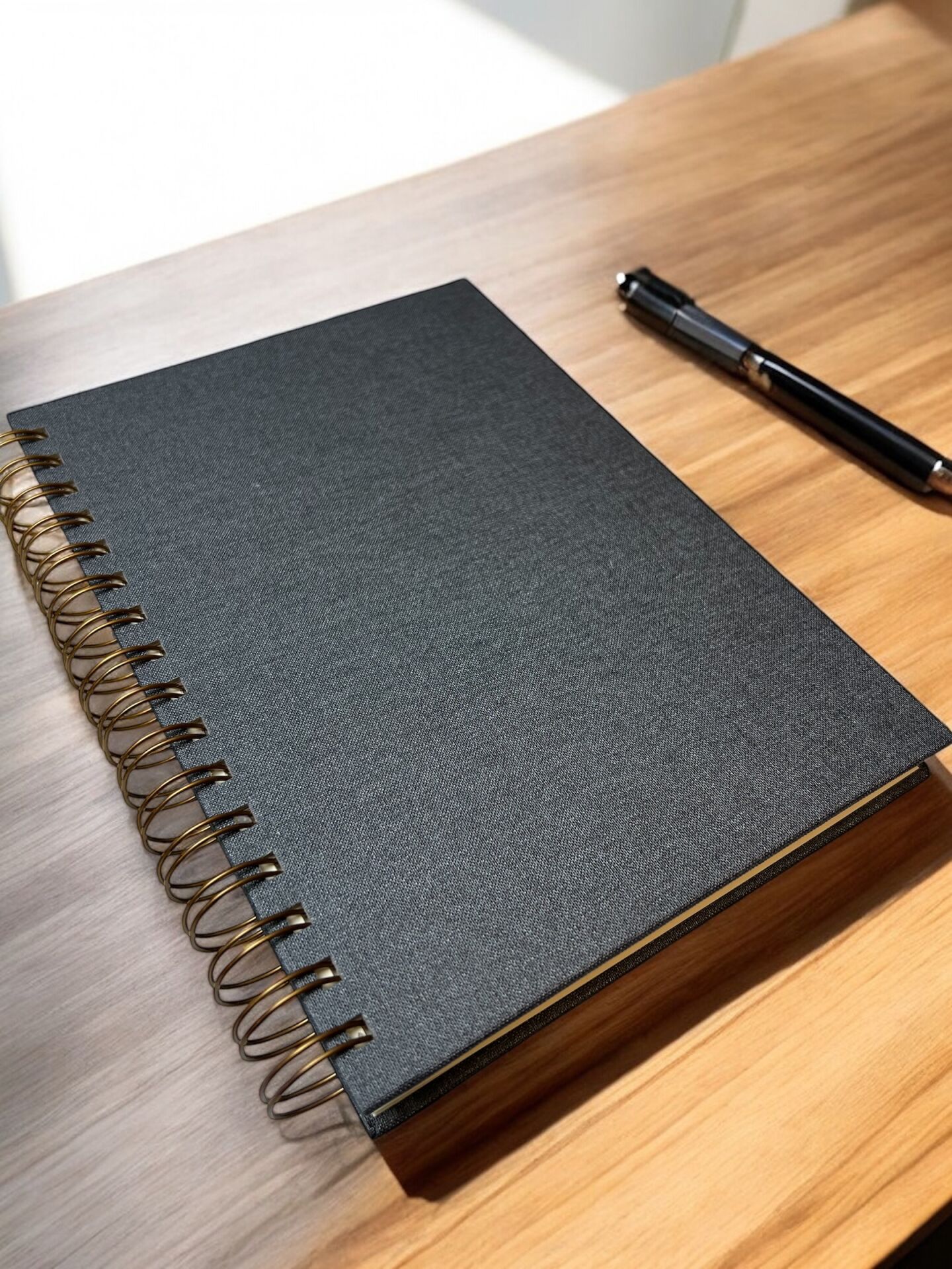 Antrasit Gri Keten Kapak Spiralli Defter – Kişiselleştirilebilir 80 Yaprak