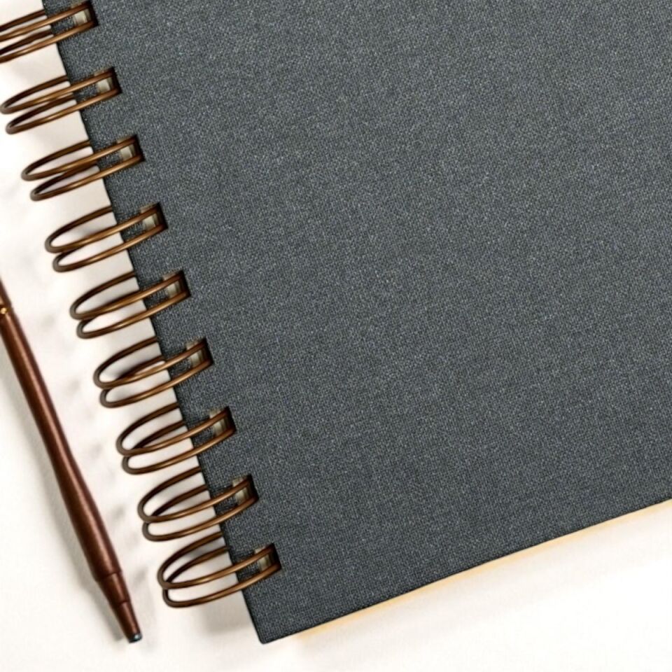 A5 Premium Defter | Parlak Gri Sert Kapak | Çizgili Ivory Kağıt, Bakır Spiralli