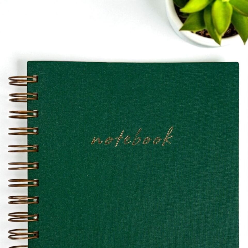 A5 Premium Defter | Parlak Yeşil Sert Kapak | Çizgili Ivory Kağıt, Bakır Spiralli