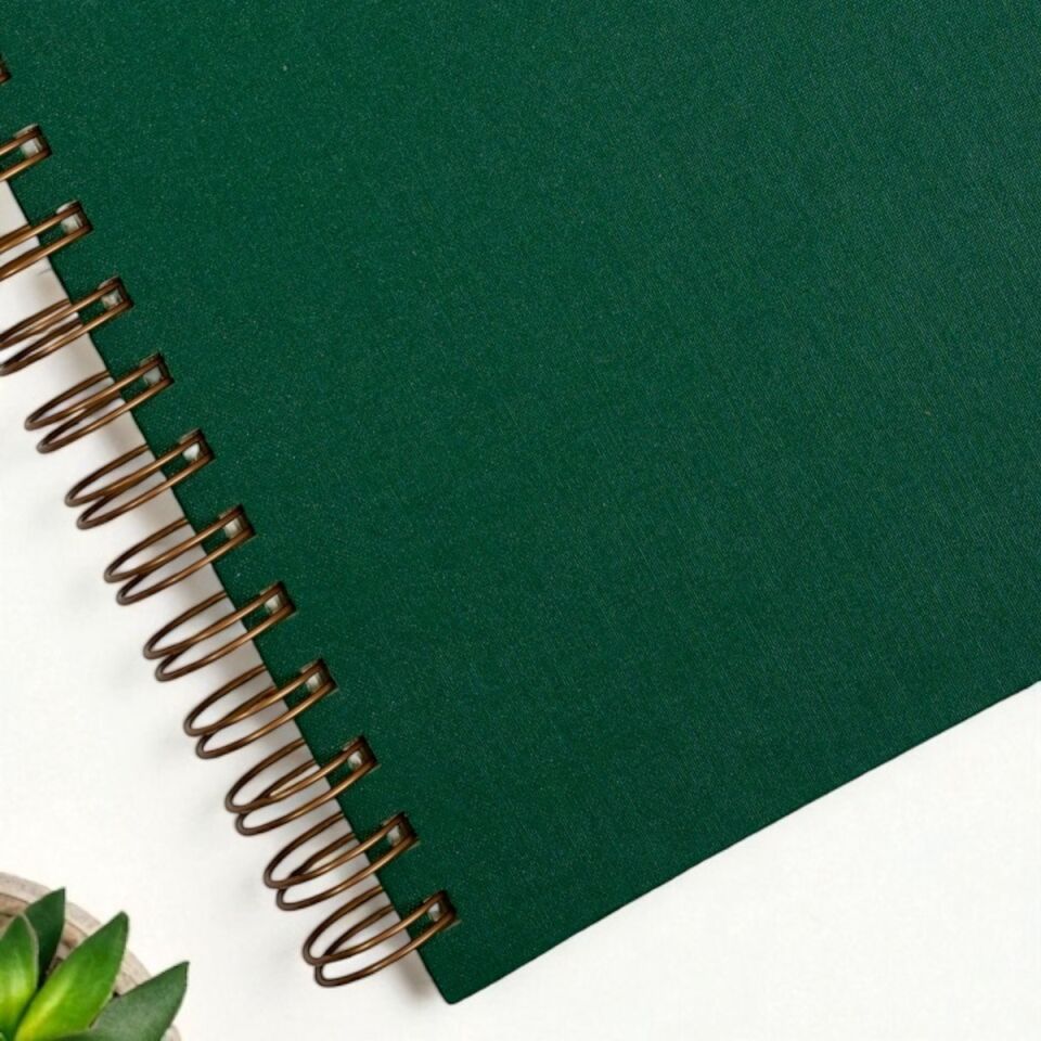 A5 Premium Defter | Parlak Yeşil Sert Kapak | Çizgili Ivory Kağıt, Bakır Spiralli