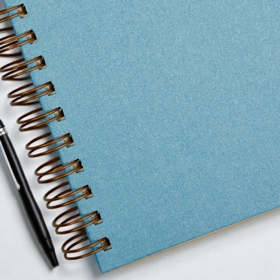 A5 Premium Defter | Parlak Mavi Sert Kapak | Çizgili Ivory Kağıt, Bakır Spiralli