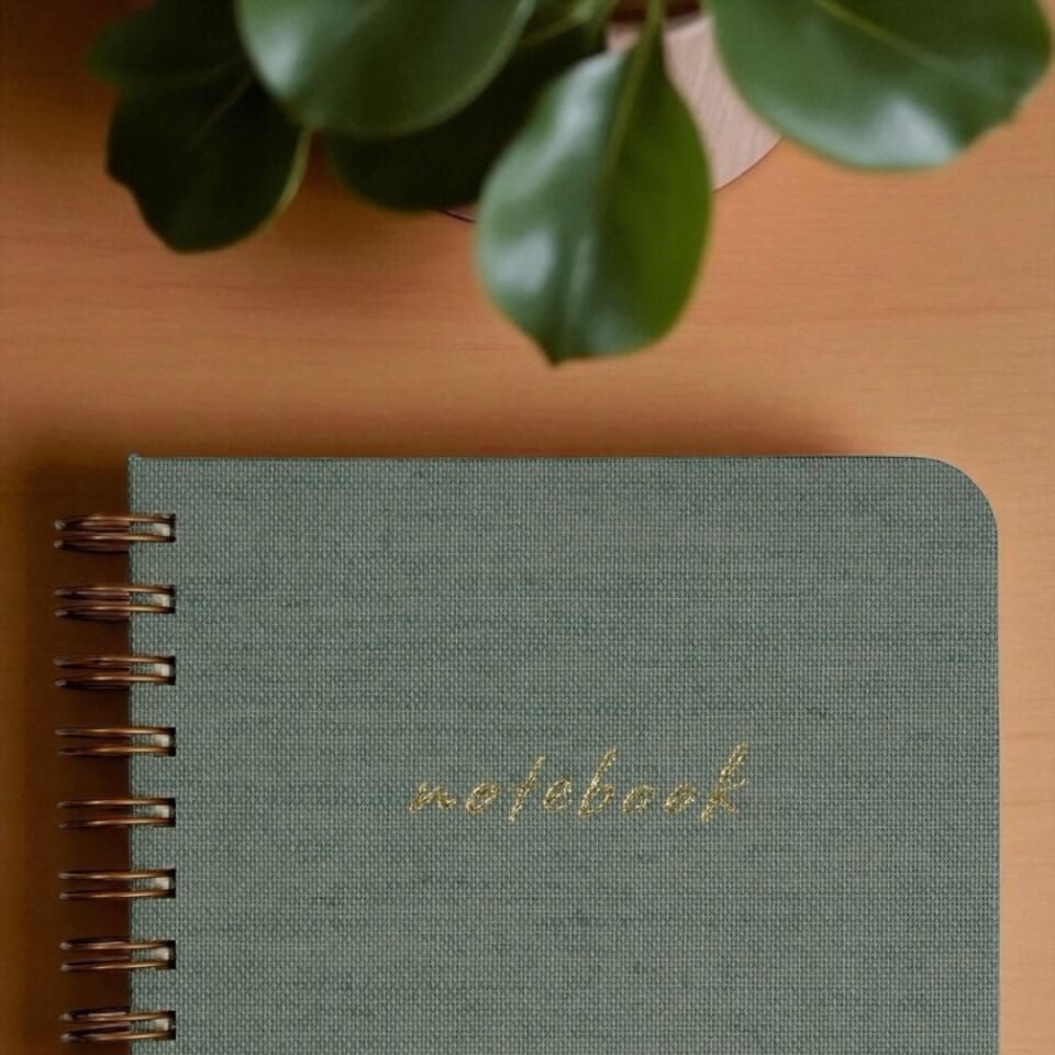 A5 Premium Defter | Yeşil Keten Sert Kapak | Çizgili Ivory Kağıt, Bakır Spiralli